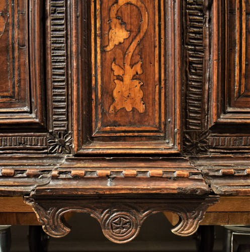 XVIIe siècle - Noble coffre en noyer sculpté et marqueté. Venise, XVIIe siècle